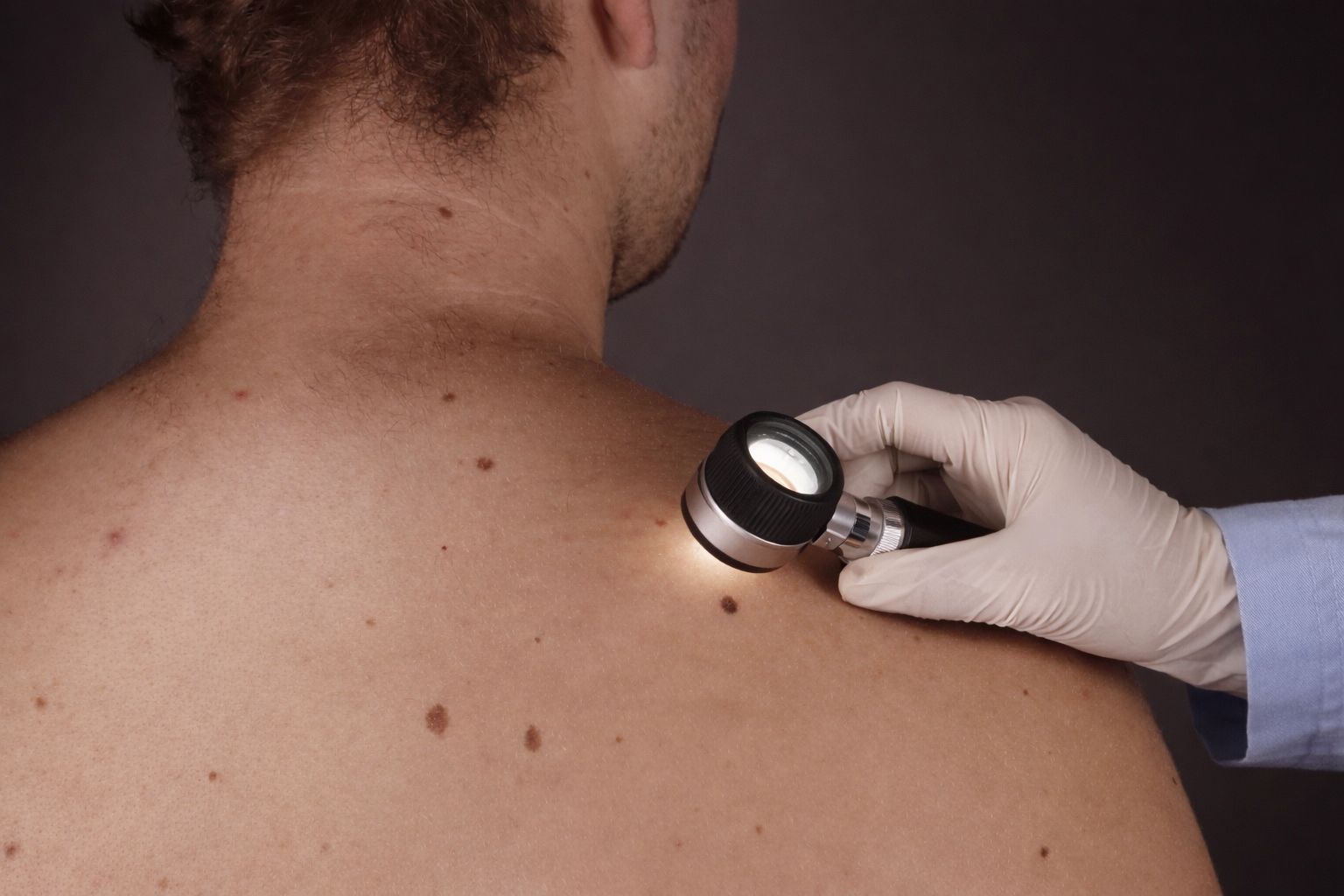 Bild eines Doktors, welcher einen Patienten verarztet